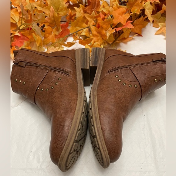 Size 7 short medium brown coloured unlined boots by ameta. - Picture 4 of 8